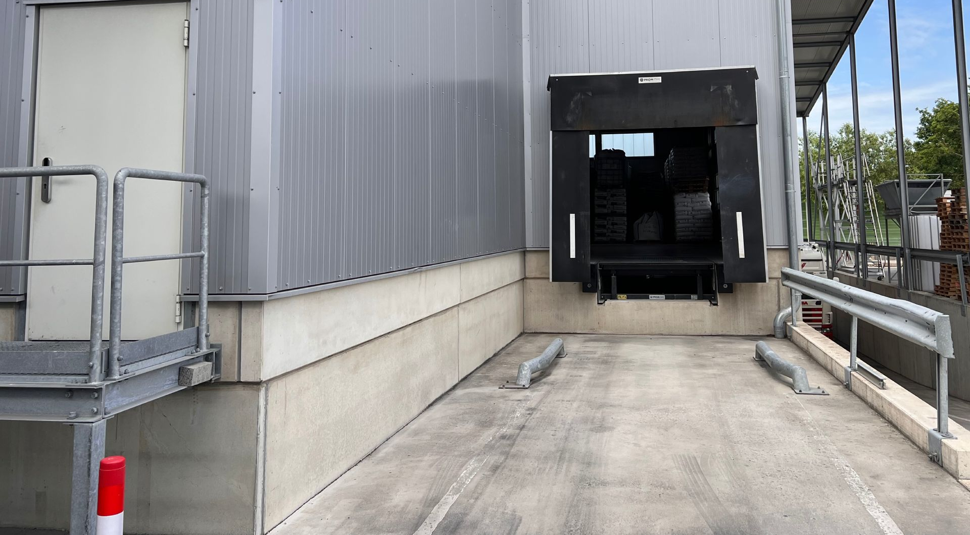 Ladebereich mit großer Rampe zur Beladung und Entladung von LKW.