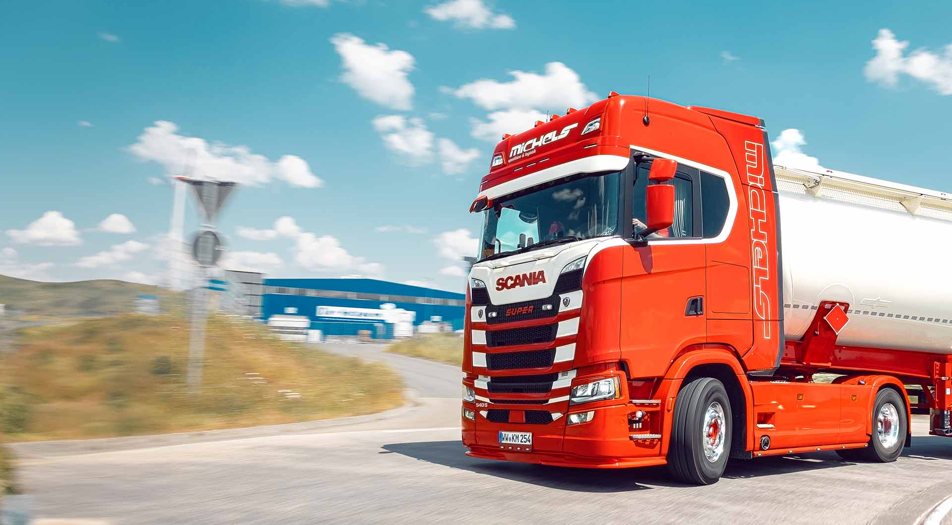 LKW Straße Kreisel Silo blauer Himmel