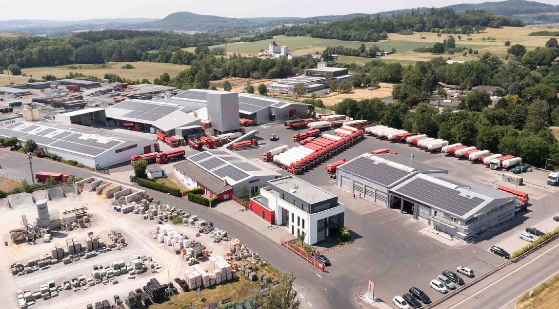 Luftaufnahme eines großen Industriegeländes mit mehreren Gebäuden.