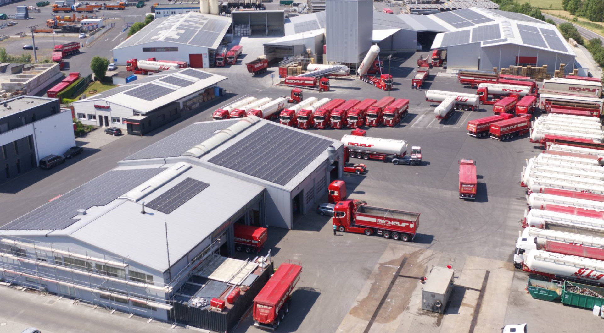 Rote Lastwagen im Logistikzentrum.