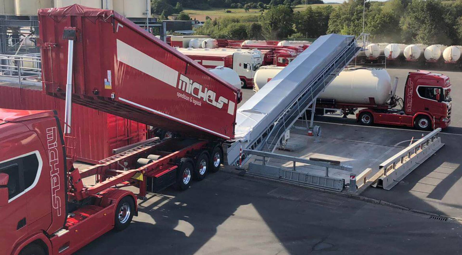 Roter LKW an Umladestation