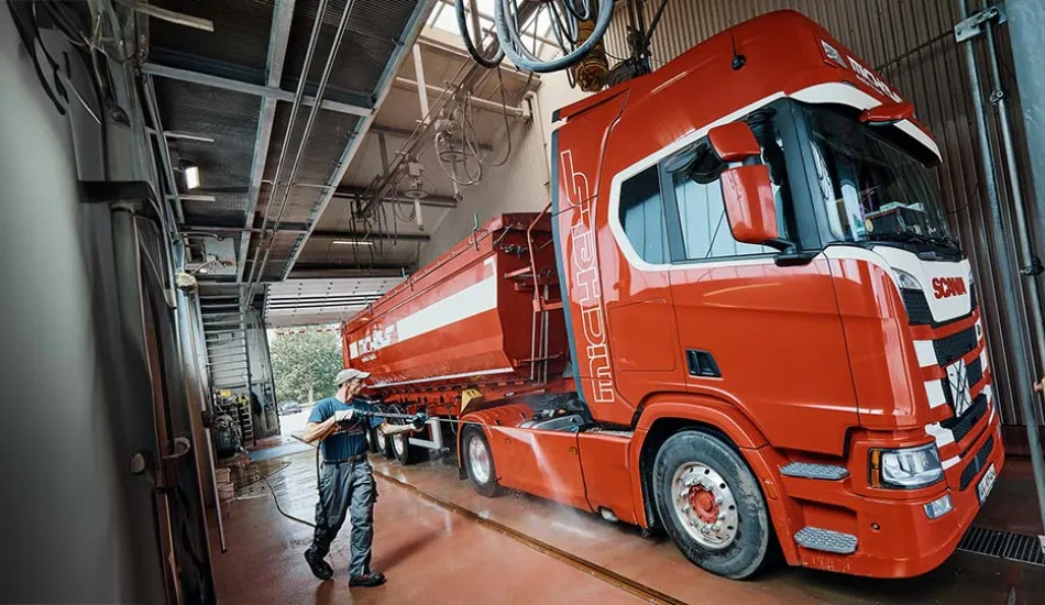 Waschstraße Lkw rot Mann