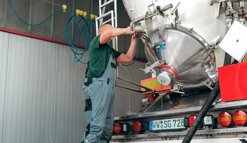 Silotransporte Siloreinigung Mitarbeiter