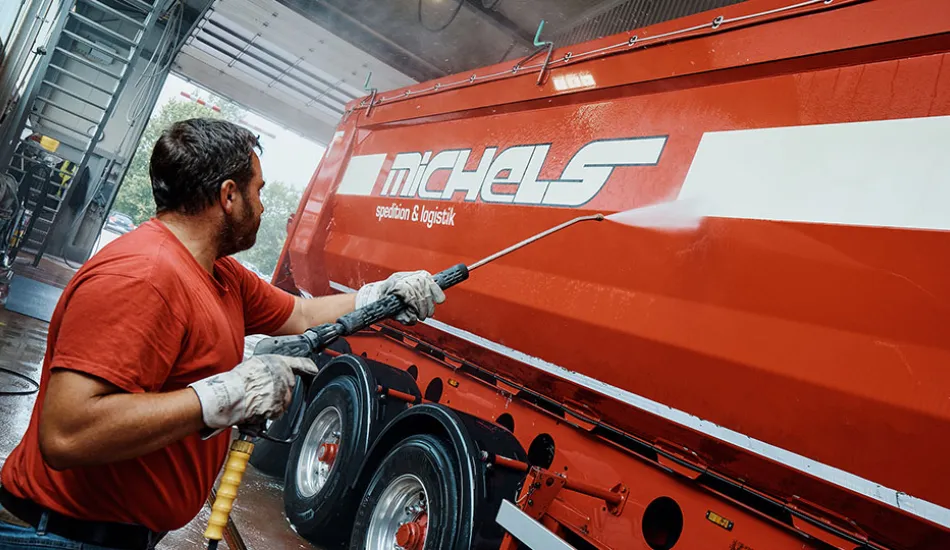 Waschstraße Michels Reinigungskraft Scania Lkw rot Hochdruckreiniger