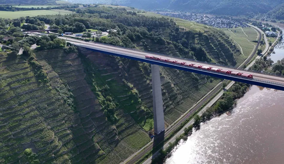 LKWs auf Autobahnbrücke