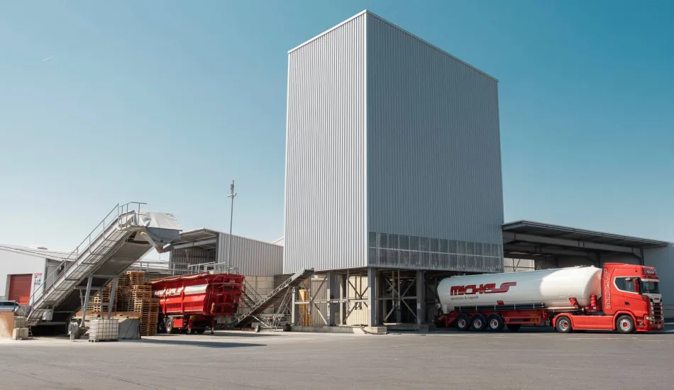 Große Stand-Silo-Anlage und Silofahrzeug