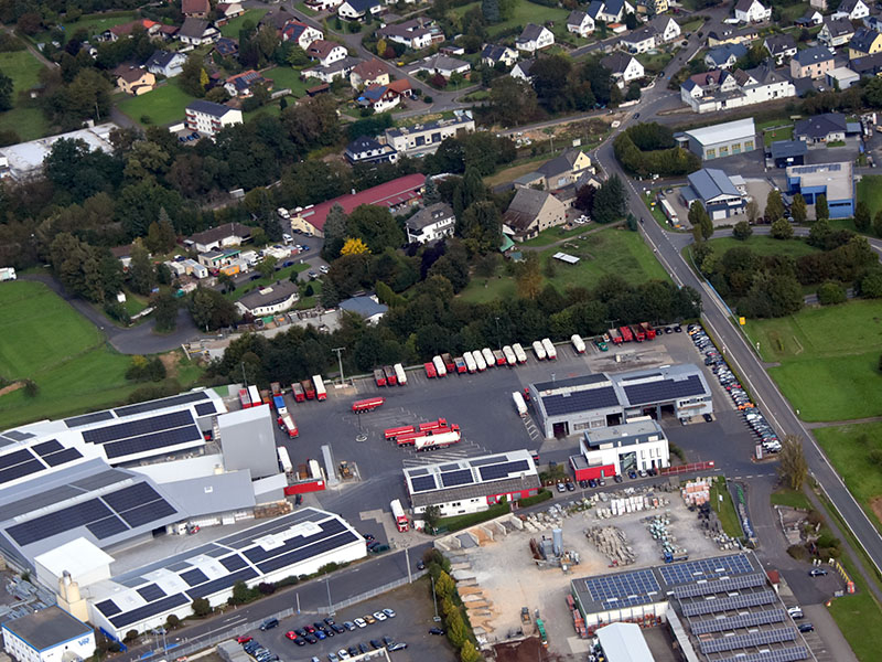 2023 Luftaufnahme Drohnenflug Drohnenaufnahme Speditionsgelände Photovoltaik Solar Trafohaus Energiewende