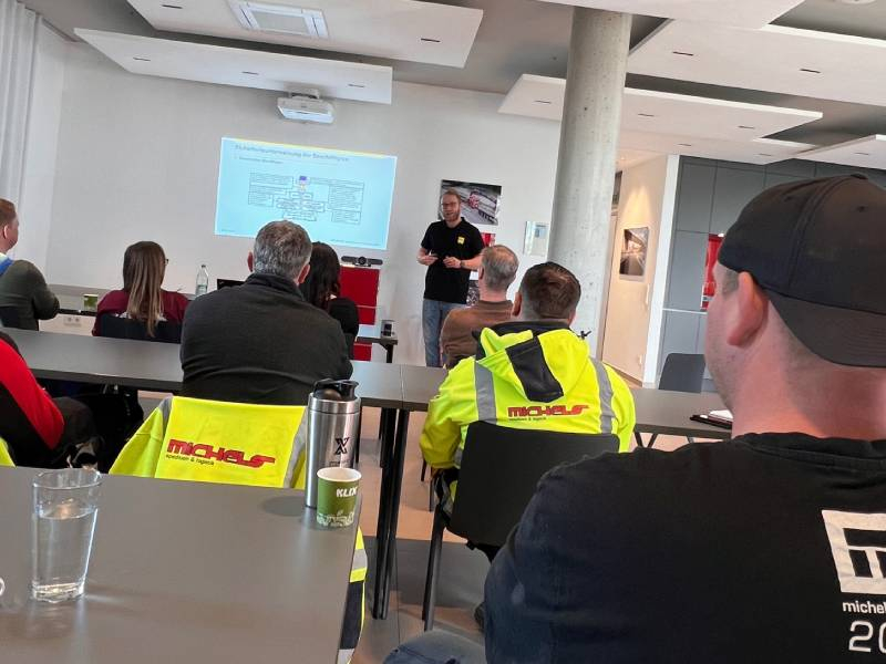 Person hält Präsentation vor Publikum.