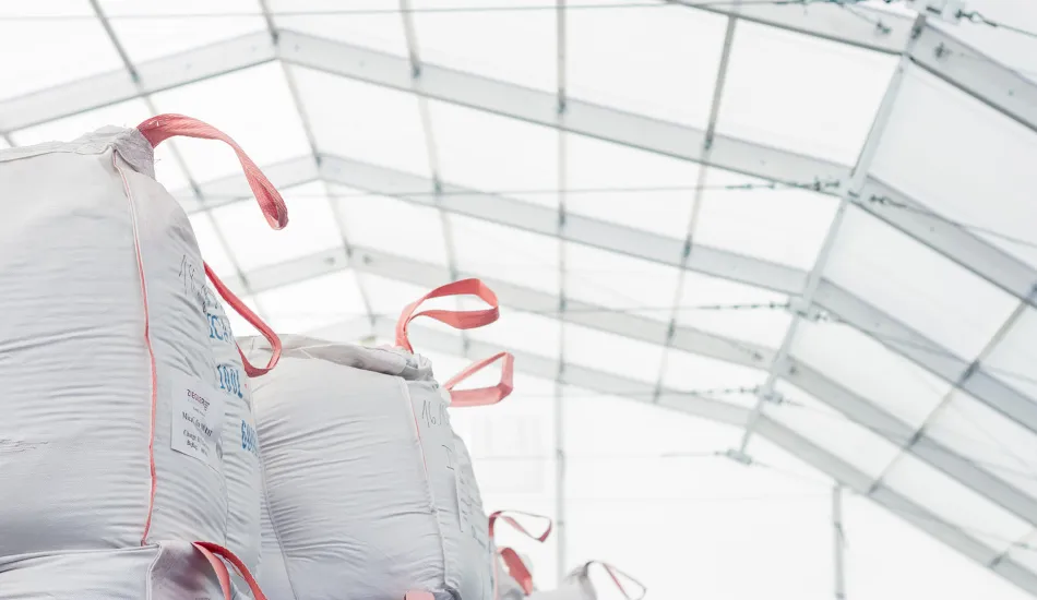 Große Säcke in einem Lager mit transparentem Dach.