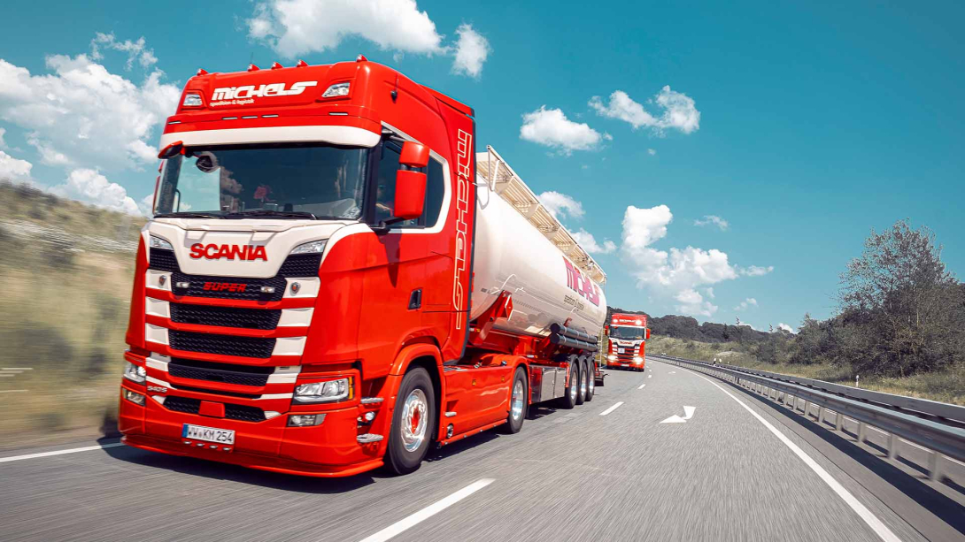 Silotransport auf Schnellstraße