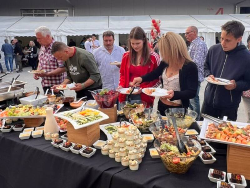 Buffet mit verschiedenen Speisen und Salaten.
